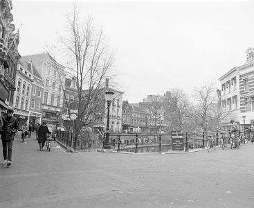 884567 Gezicht op de Stadhuisbrug met links de Oudgracht-westzijde te Utrecht.